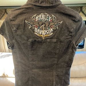 Women’s Harley-Davidson shop style shirt. Size S